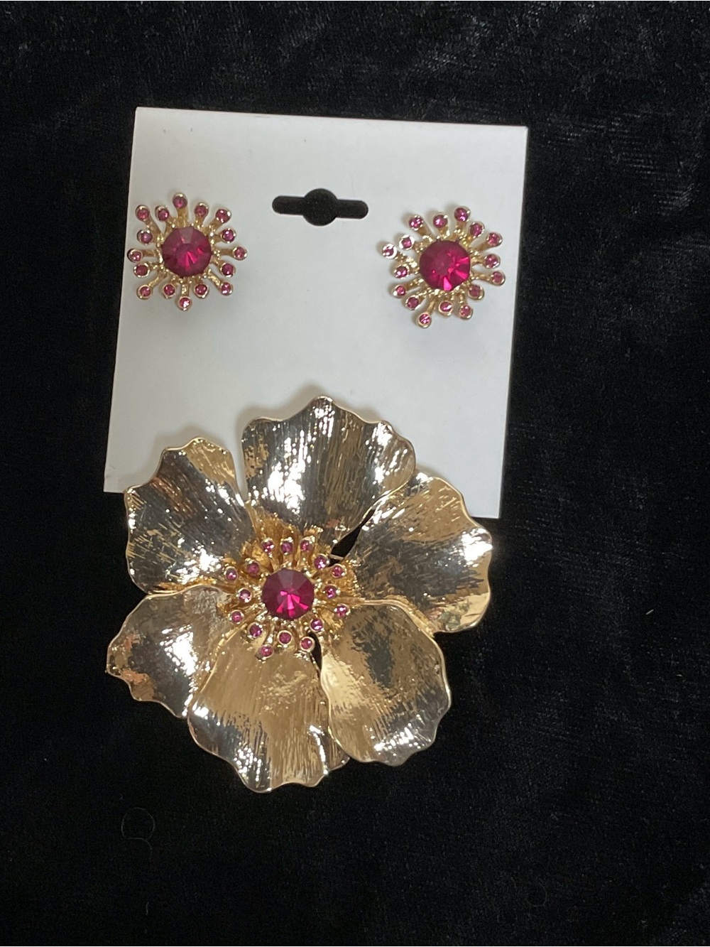 CINER CN Gold Tone Floral Brooch with  Stud Earrings.